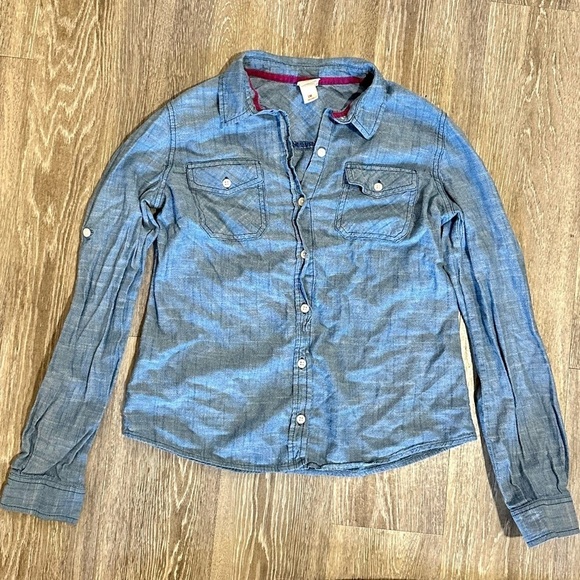 ⭐️Mossimo denim button down top - Picture 2 of 6